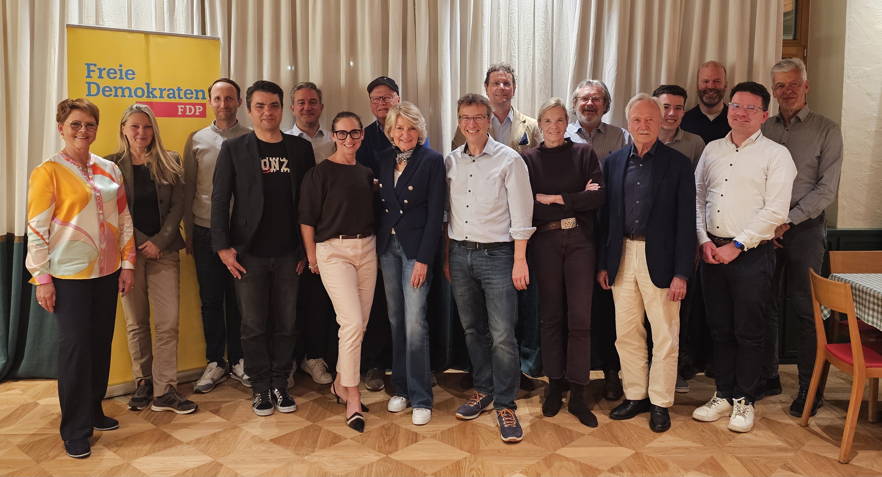 Gruppenfoto aller Teilnehmer der Ortshauptversammlung