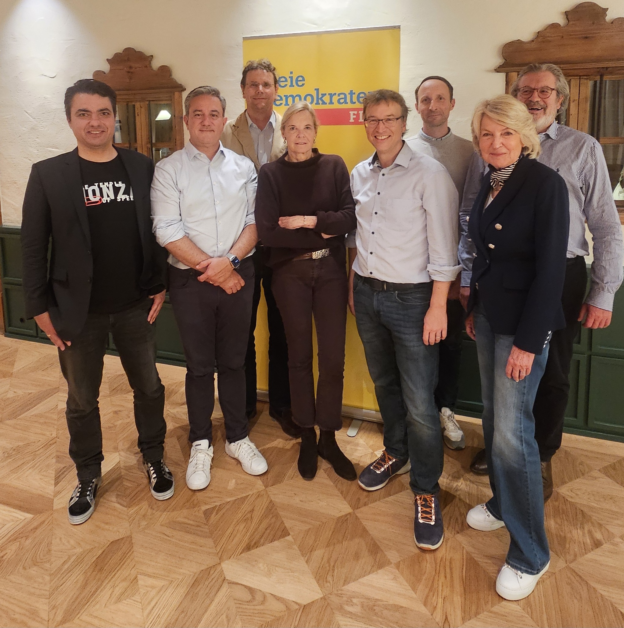Foto vom neu gewählten Vorstand (v.l.n.r.: Daniel Hussein, Kian Ghanai, Dr. Klaus Großmann, Maria-Theresia von Seidlein, Michael Lehmann-Horn, Dr. Philipp Rappold, Cornelia Pöhlmann, Michael Ritz)