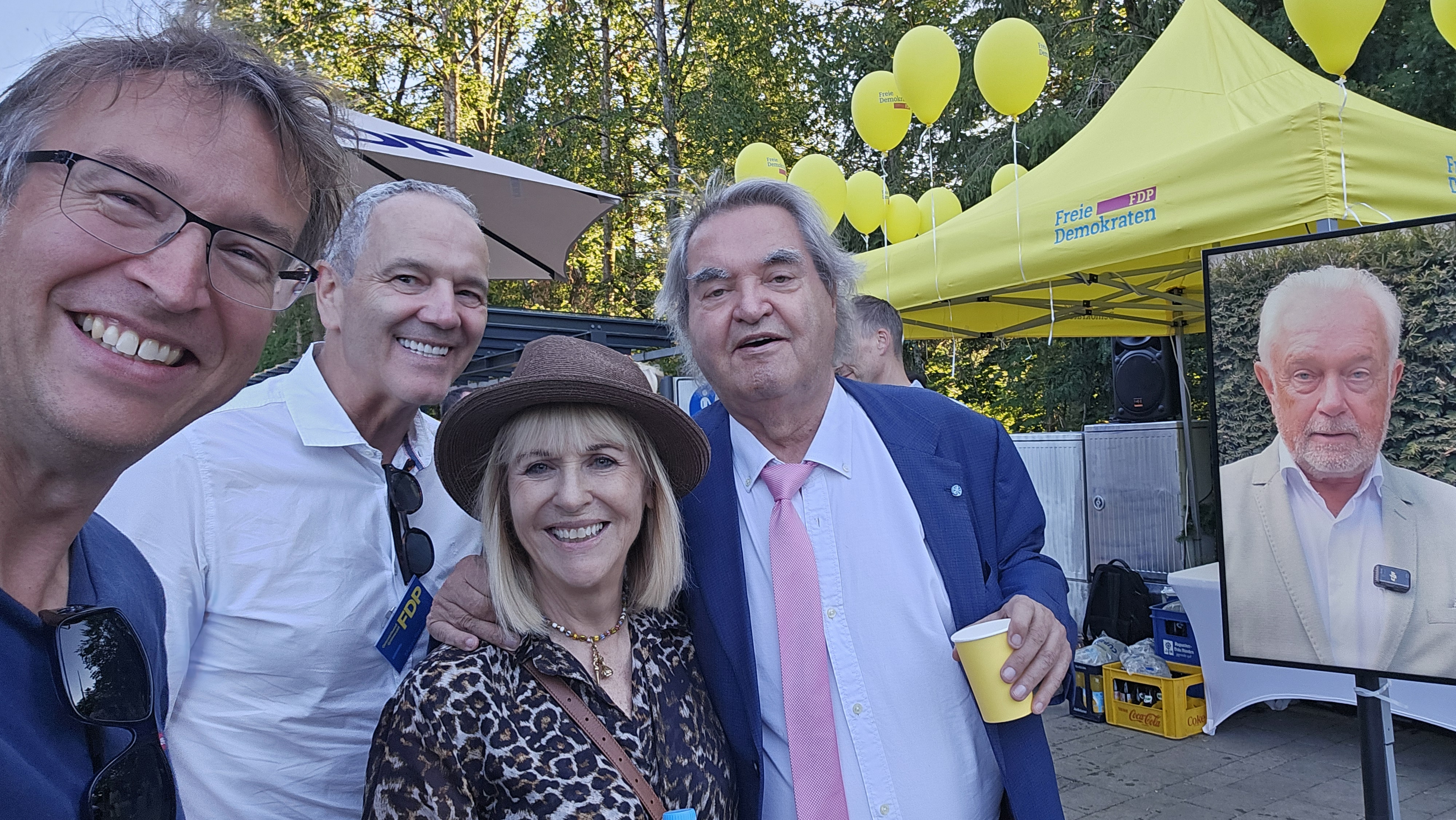 Prominente Besucher am FDP Wurststand (von rechts nach links) - Wolfgang Kubicki, Helmut Markwort, Patricia Riekel neben Marco Deutsch und Michael Lehmann-Horn