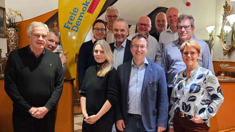 Der neue Vorstand des FDP Ortsvereins Grünwald-Straßlach: Von links nach rechts: Günther Bräuning, Axel Schmidt, Dr. Vanessa Raab, Birgit Unger, Michael Wüstefeld, Marco Deutsch, Michael Lehmann-Horn, Dr. Helmut Gammel, Dr. Matthias Wokittel, Thomas Klose, Michael Ritz, Monika Bock