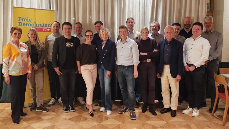 Gruppenfoto aller Teilnehmer der Ortshauptversammlung